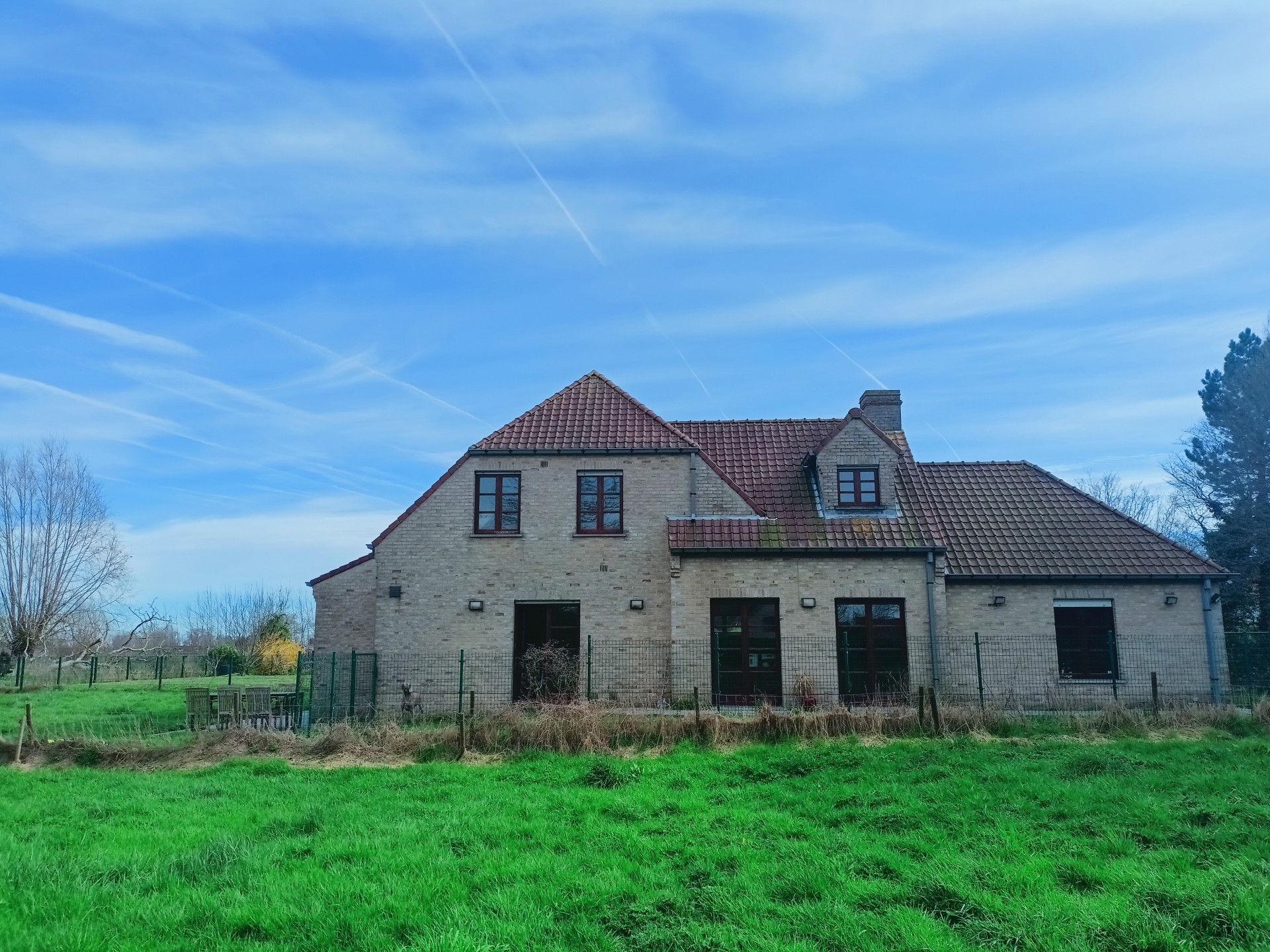 Westkust: Prachtige villa met 4 slaapkamers en 2 garages