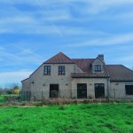 Prachtige klassieke villa met grote tuin en twee garages op 15 km van zee