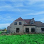 Prachtige klassieke villa met grote tuin en twee garages op 15 km van zee