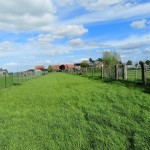 Ieper: Halfopen bebouwing met grote tuin en weide