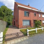Mooie half-open bebouwing met tuintje en veranda