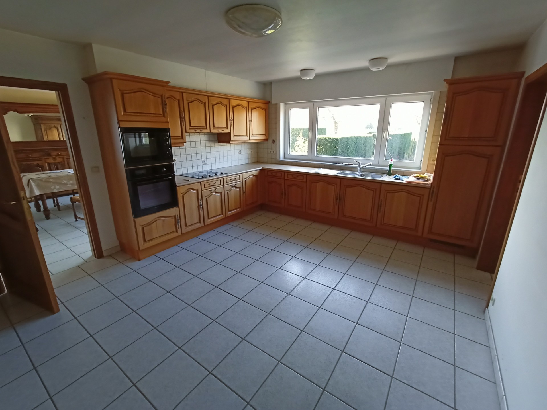 Very large kitchen with view ont the garden and meadow