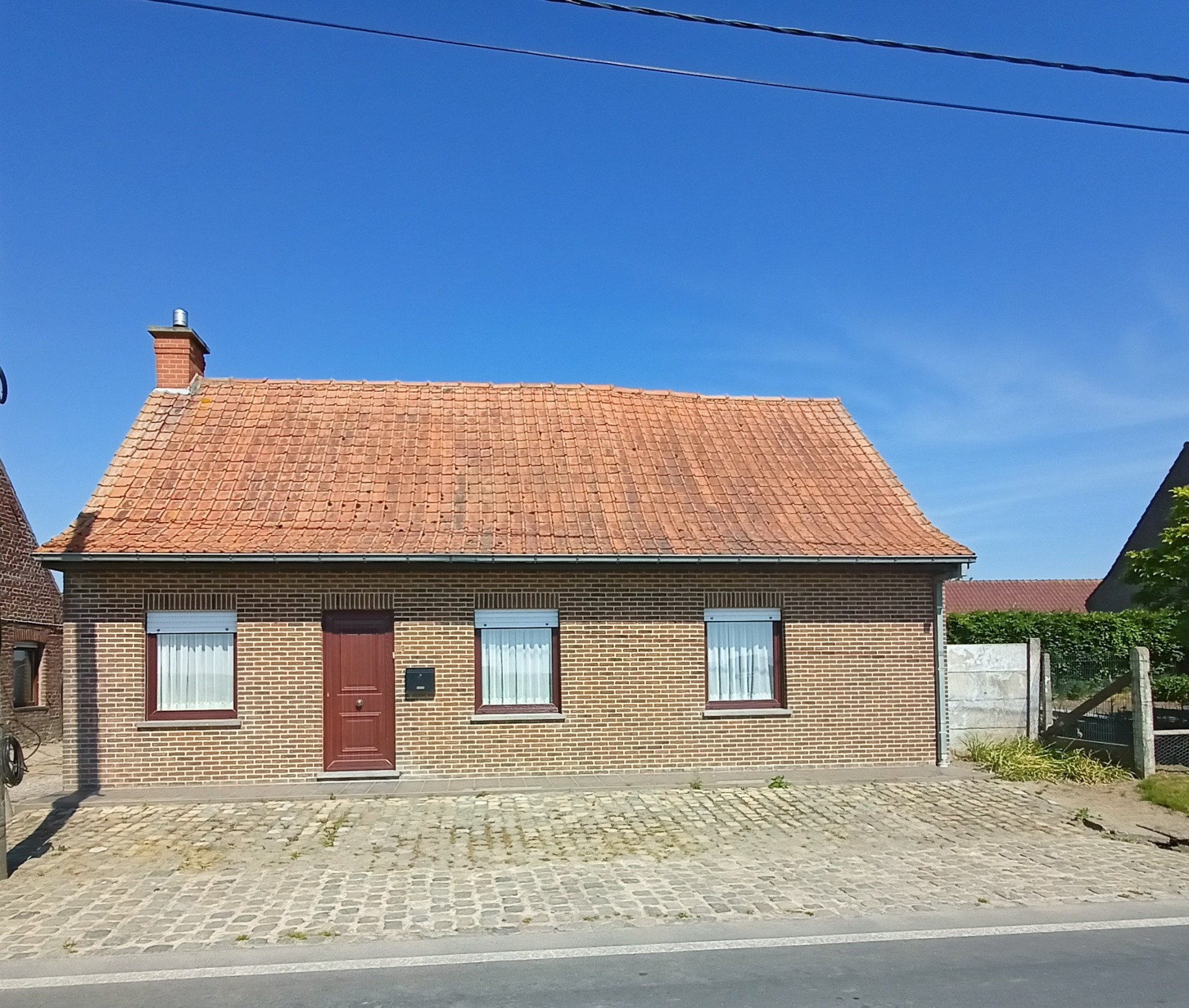 Woning in open bebouwing met tuin en 2 garages te koop 