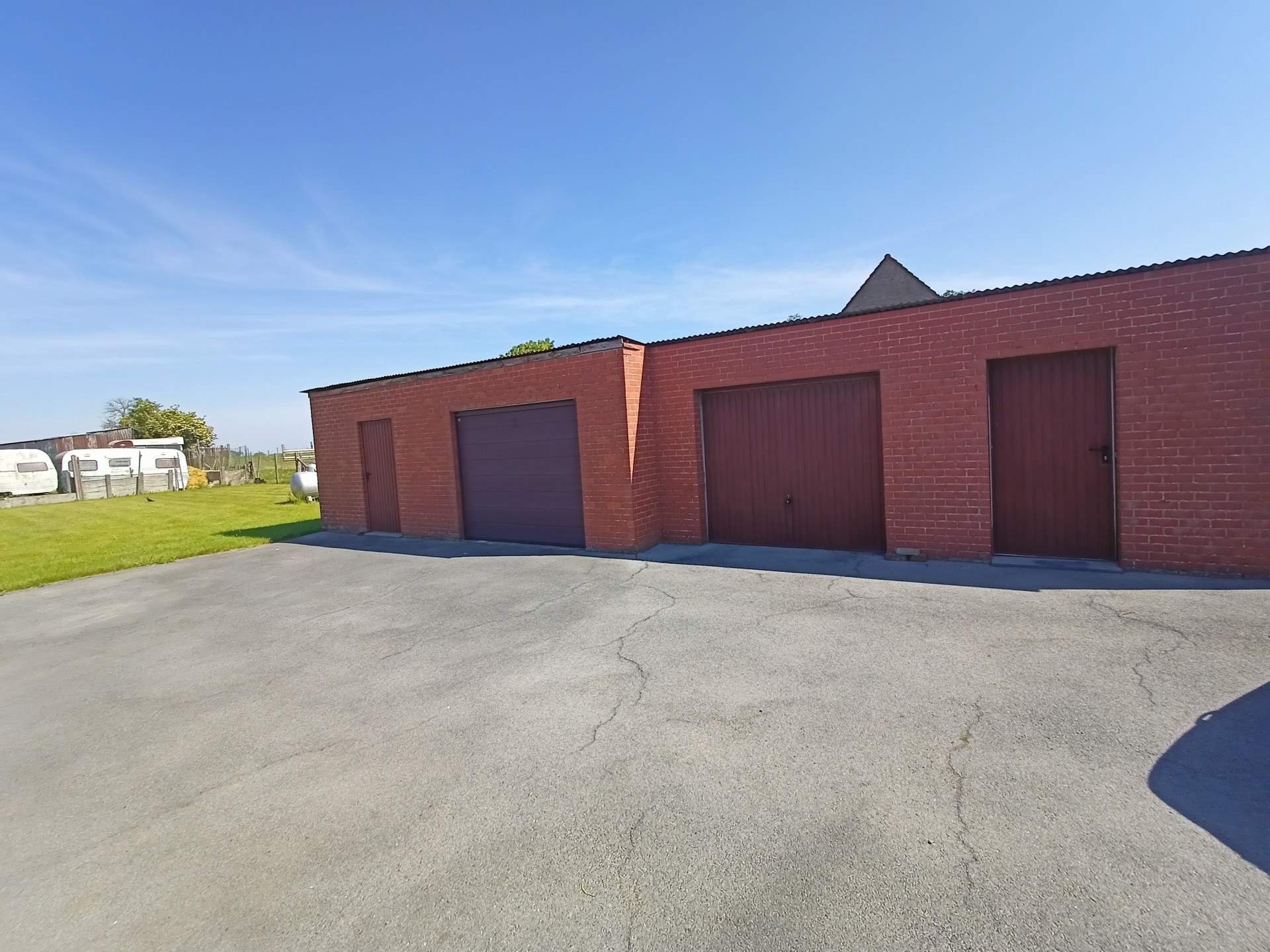 Huis met 2 garages te koop 