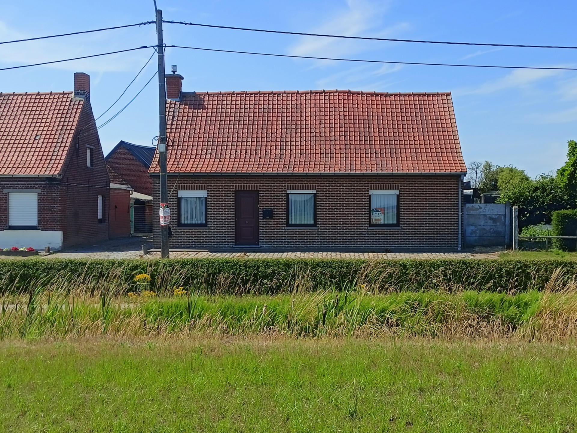 Maison détachée avec 2 garages à vendre
