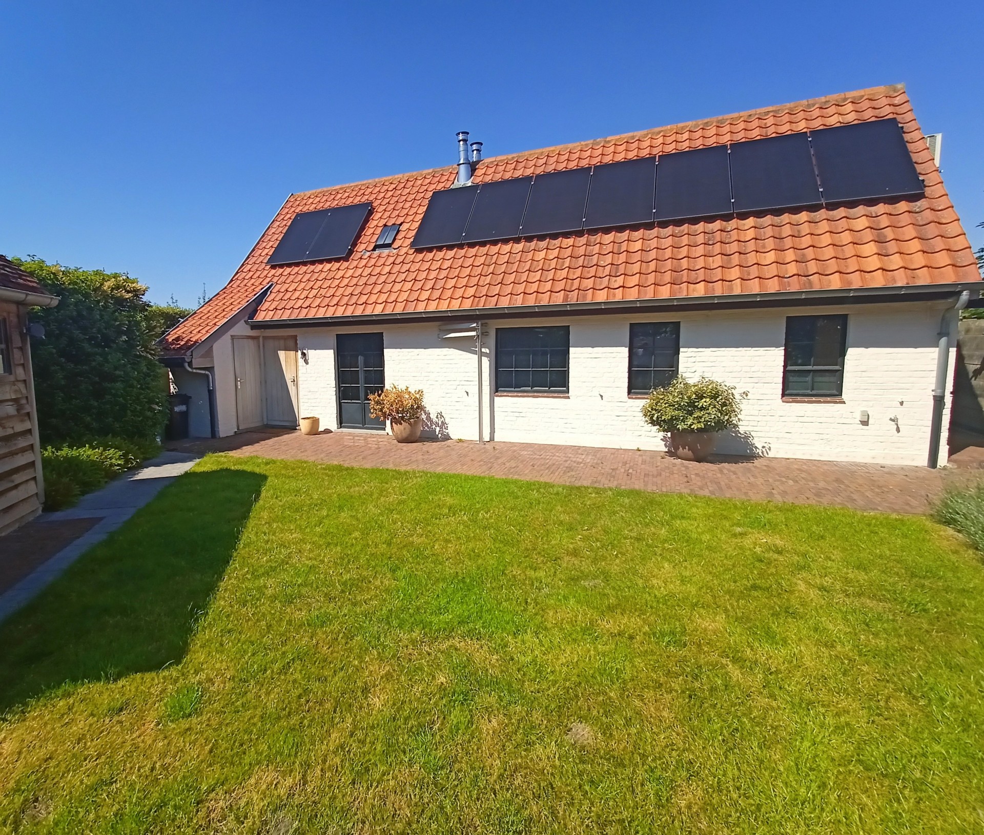 Alveringem: Instapklare Vrijstaande woning met drie slaapkamers, tuin en car-port