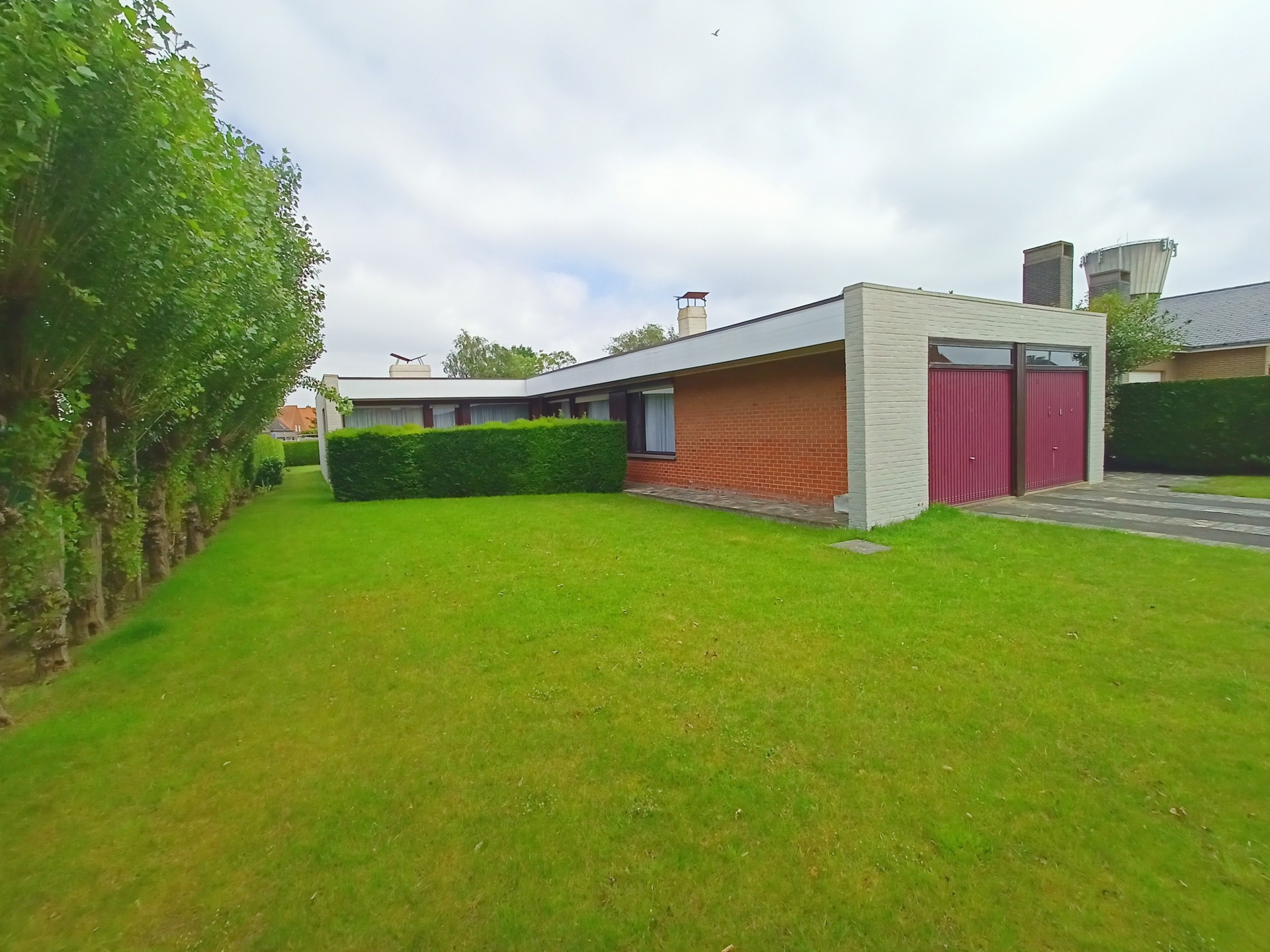 Poperinge: Bungalow met immense tuin en 2 garages