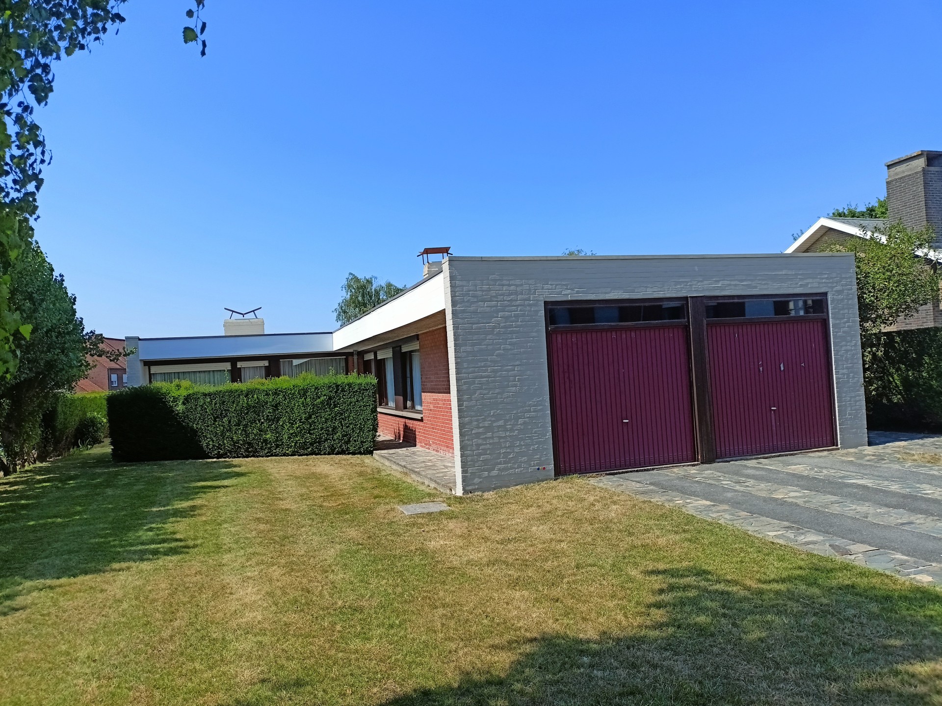 Poperinge: Ruime moderne villa met dubbele garage en grote tuin 