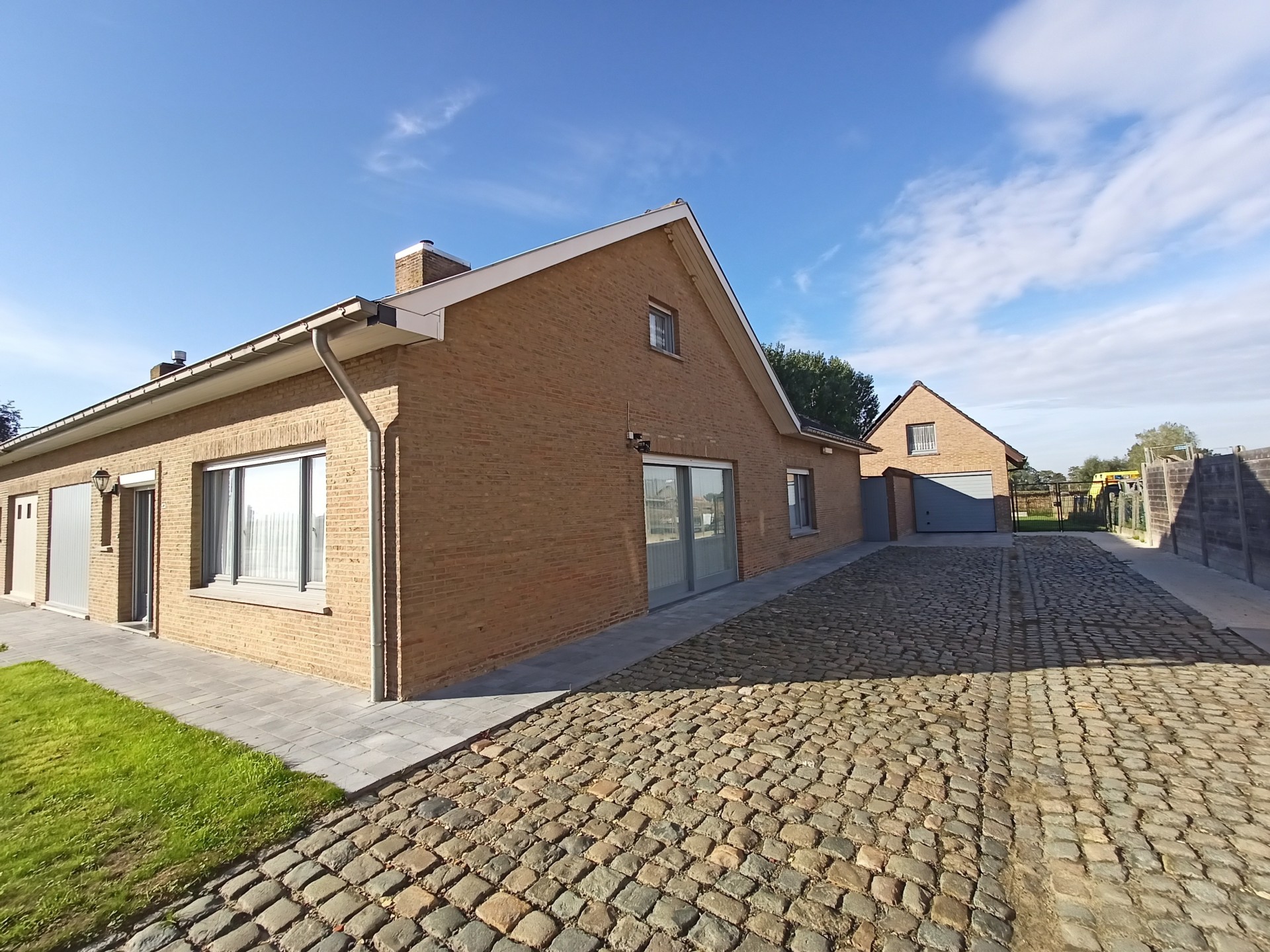 Alveringem: Half-open bebouwing in villa-stijl met 4 slaapkamers op gelijkvloers