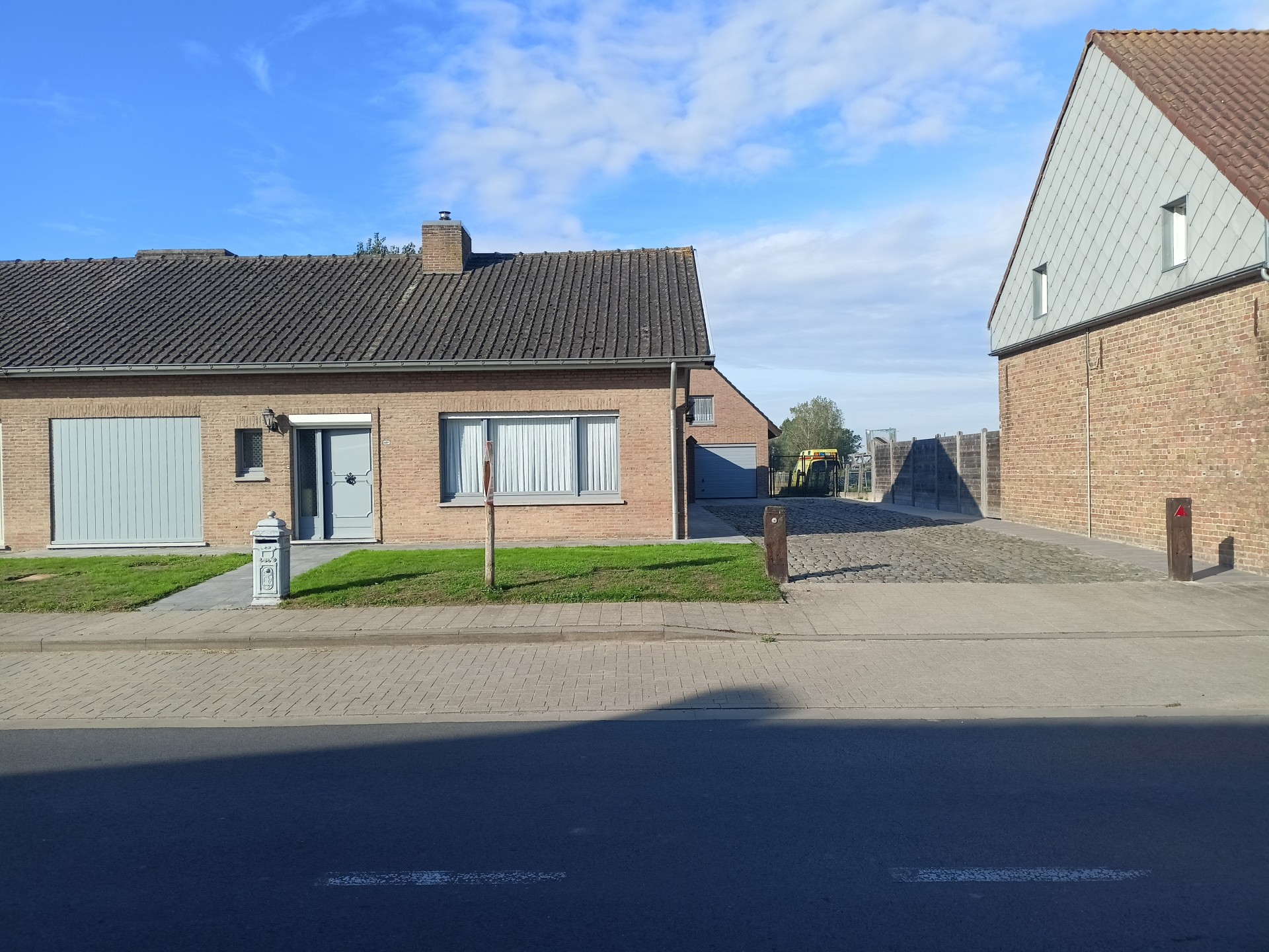 Ruime half-open gezinswoning met 4 slaapkamers en grote tuin op 15 km van zee