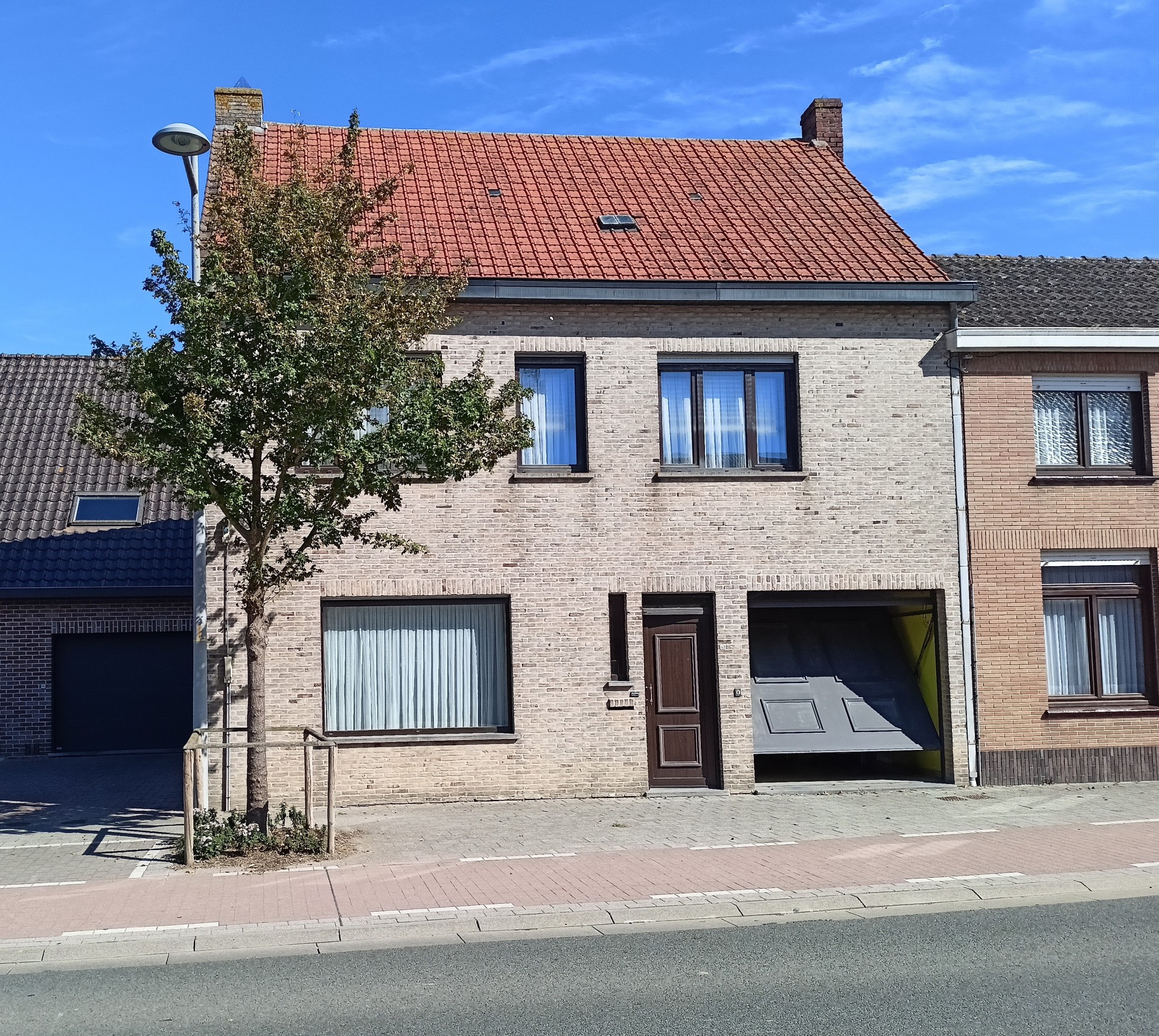 Poperinge: House with garden, garage and way out