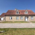 Magnificent villa with garden and double garage.