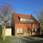 Belle maison de campagne avec grand jardin vert et deux garages