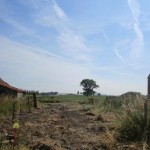 Mooie villagrond langs rustige straat op 17km van zee