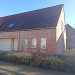 Nieuwe half-open bebouwing met tuin en garage