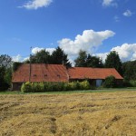 Fermette près du bois avec vue sur les collines