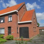 Mooie half-open bebouwing met grote en brede tuin; dubbele garage