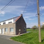 Landelijke woning met grote tuin langs een rustige straat